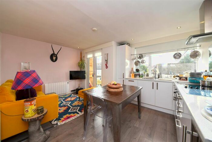 2 Bedroom Flat To Rent In Church Court, The Walks, London, N2