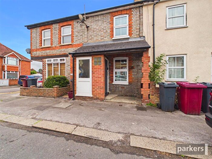 3 Bedroom Terraced House For Sale In Wykeham Road, Reading, Berkshire, RG6