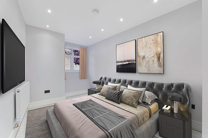 2 Bedroom Flat For Sale In High Street, Dorking, RH4