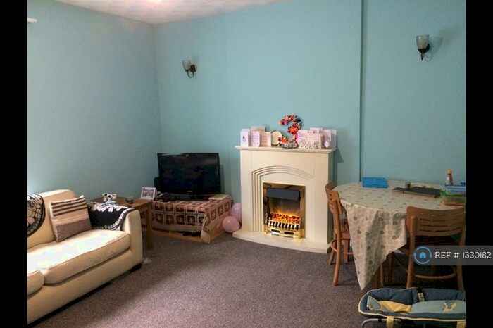 3 Bedroom Flat To Rent In Llandaff Road, Cardiff, CF11