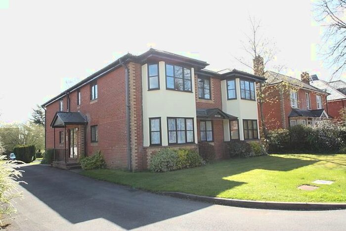 1 Bedroom Flat To Rent In Claremont Avenue, Woking, GU22