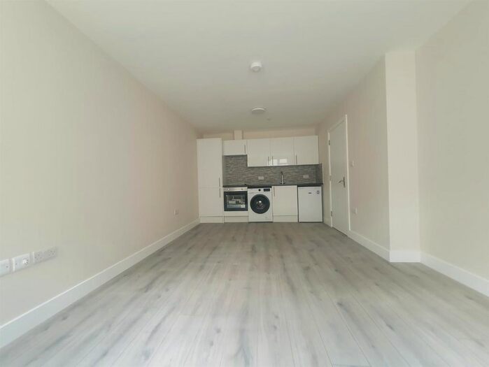 1 Bedroom Flat To Rent In High Street, Slough, SL1
