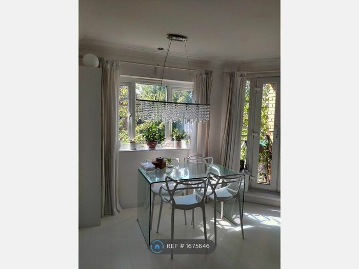 2 Bedroom Flat To Rent In Brunswick Quay, London, SE16