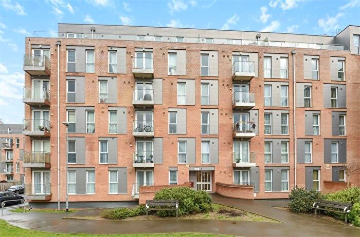 2 Bedroom Flat To Rent In Molineaux Court, Pontes Avenue, Hounslow, TW3