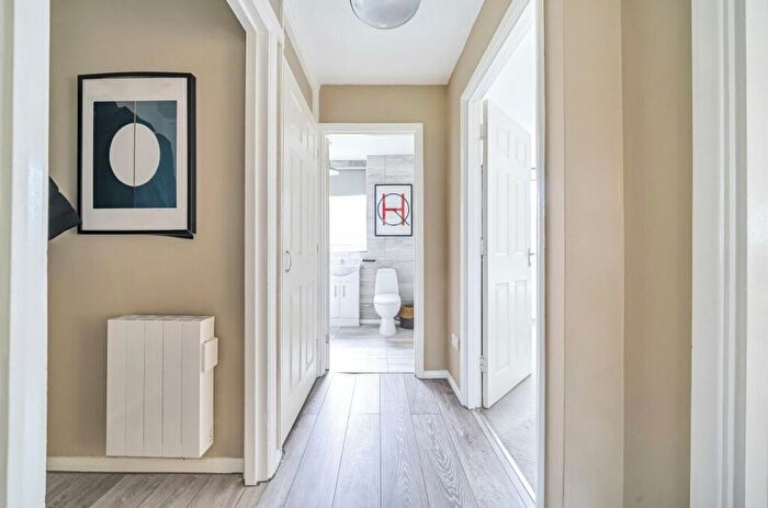 1 Bedroom Flat For Sale In Rossiter Lodge, Rosetrees, Guildford, Surrey, GU1