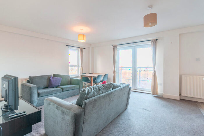 3 Bedroom Flat To Rent In L &#; Lindsay Road, Edinburgh, EH6