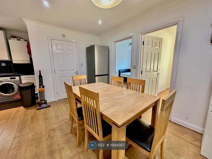 3 Bedroom Flat To Rent In The Approach, Acton, W3