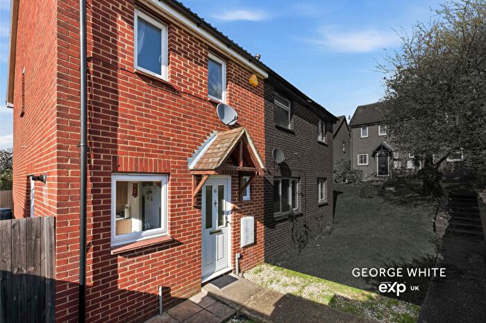 2 Bedroom End Of Terrace House For Sale In Dorchester Road, Billericay, CM12