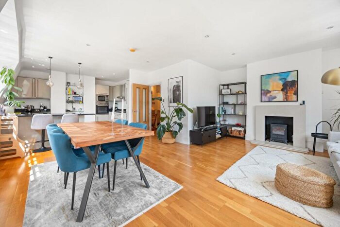 3 Bedroom Flat To Rent In Glenloch Road, Belsize Park, NW3