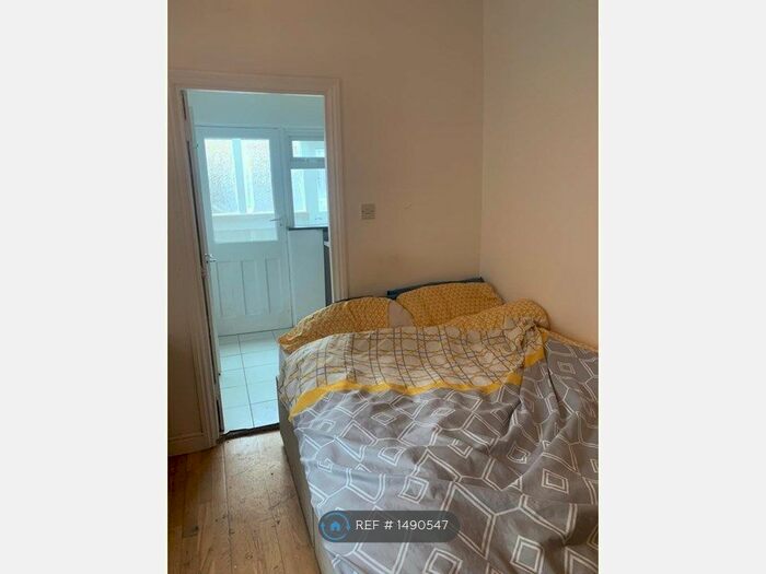 Studio To Rent In Oak Grove, London, NW2