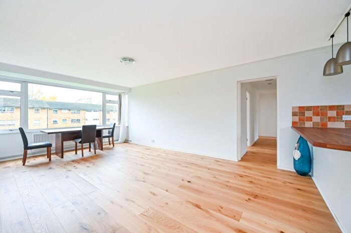 3 Bedroom Flat To Rent In The Shimmings, Guildford, GU1