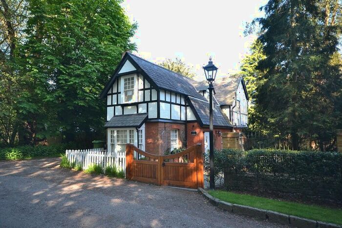 3 Bedroom Detached House To Rent In Forest Side, Epping, CM16