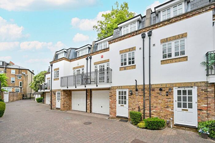 2 Bedroom Property To Rent In Watermans Mews, Ealing Broadway, London, W5