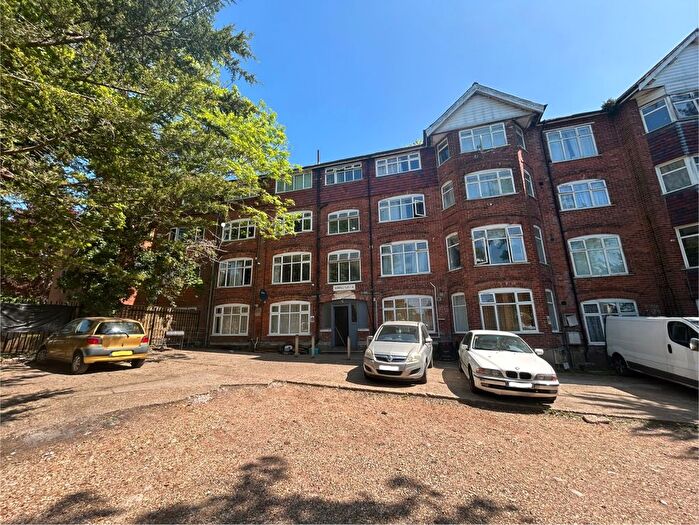 2 Bedroom Flat To Rent In Weston Lane, Southampton, SO19