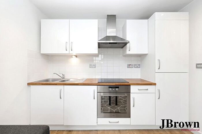 Studio To Rent In Carillon Court, London, E1