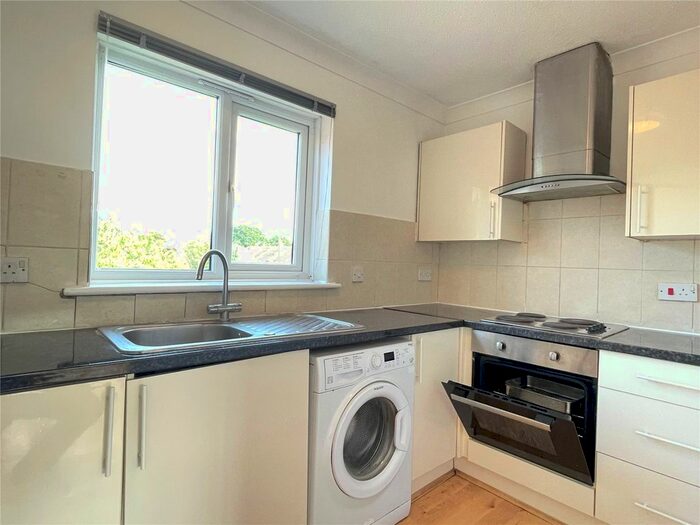 2 Bedroom Flat To Rent In Leslie Park Road, Croydon, Surrey, CR0