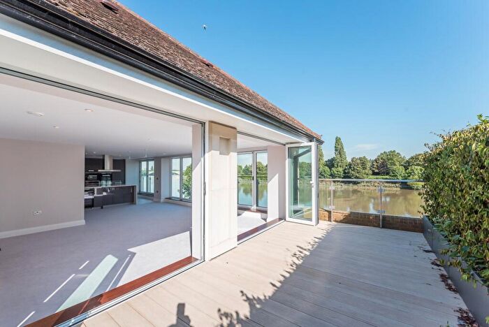 3 Bedroom Penthouse To Rent In Mortlake High Street London, SW14