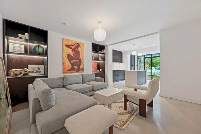 2 Bedroom Flat For Sale In Benbow Road, London, W6