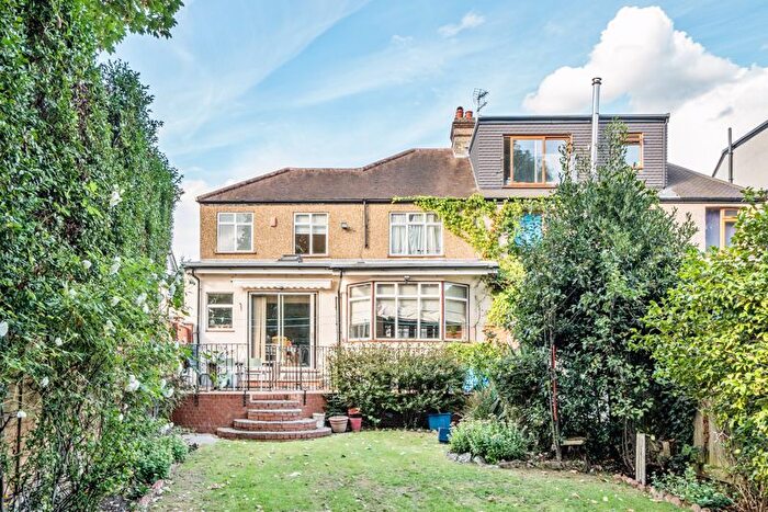 5 Bedroom Semi-Detached House For Sale In Cat Hill, Barnet, EN4