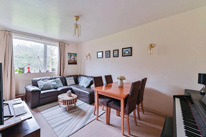 2 Bedroom Flat For Sale In Scrutton Close, Balham, London, SW12