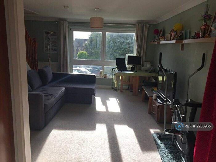2 Bedroom Maisonette To Rent In Cotswold Court, Horsham, RH13