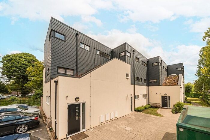 3 Bedroom Flat To Rent In High Street, Feltham, TW13