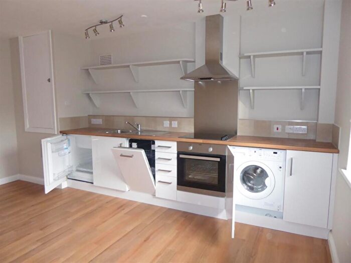 1 Bedroom Flat To Rent In Bed U/F Marlowe Ct, King St, Canterbury, CT1