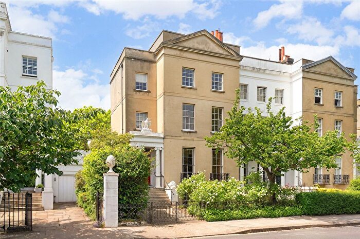 4 Bedroom Semi-Detached House For Sale In St. Peters Square, London, W6