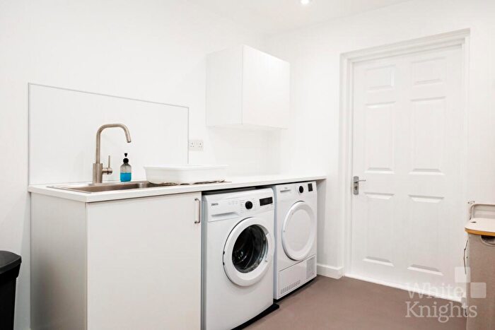 3 Bedroom Detached House For Sale In Kingsford Close, Woodley, Reading, Berkshire, RG5