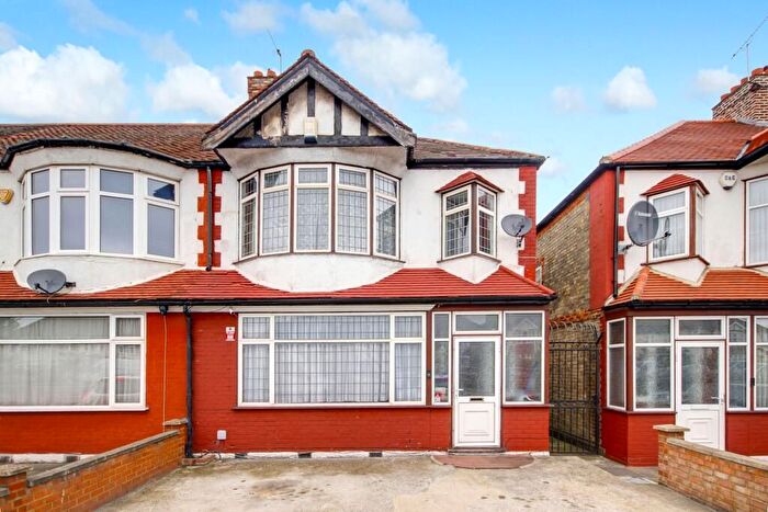 3 Bedroom End Terrace House For Sale In North Circular Road, London, N13