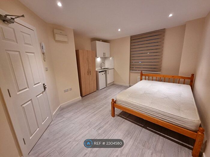 Studio To Rent In Watford Way, London, NW7