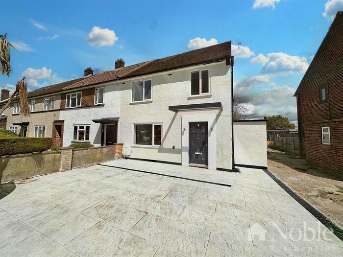 3 Bedroom End Of Terrace House To Rent In New Zealand Way, Rainham, RM13