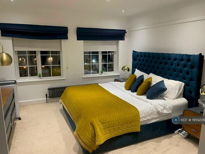 2 Bedroom Flat To Rent In Bowers Parade, Harpenden, AL5