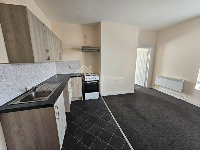 1 Bedroom Flat To Rent In Batley Road, Heckmondwike, WF16