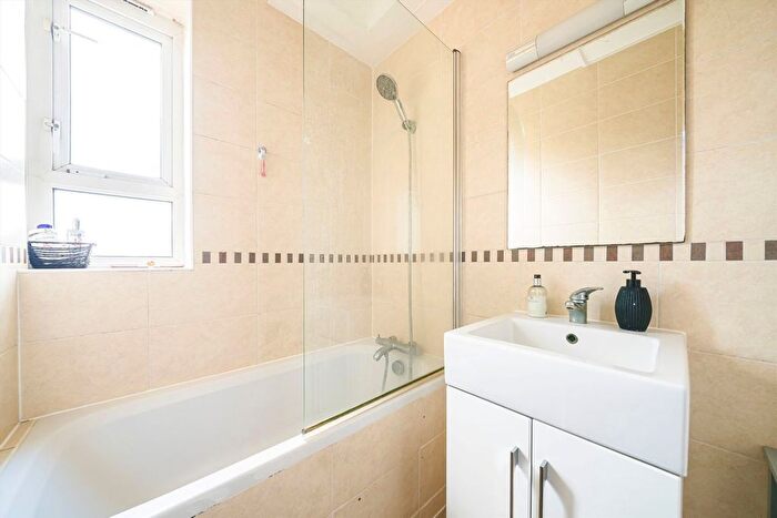 2 Bedroom Flat For Sale In Penrose Street, London, SE17
