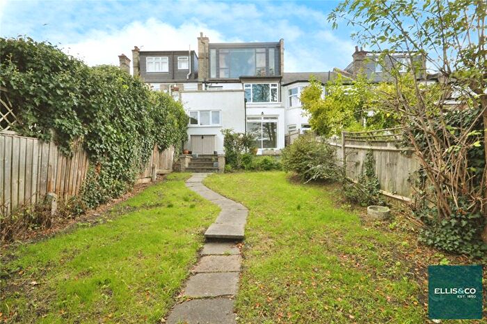 2 Bedroom Apartment To Rent In Queens Avenue, Finchley, N3