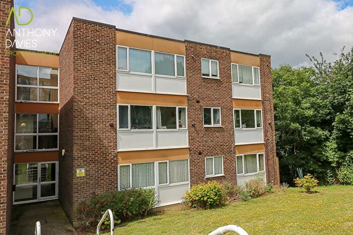 2 Bedroom Flat To Rent In Hillside, Hoddesdon, EN11