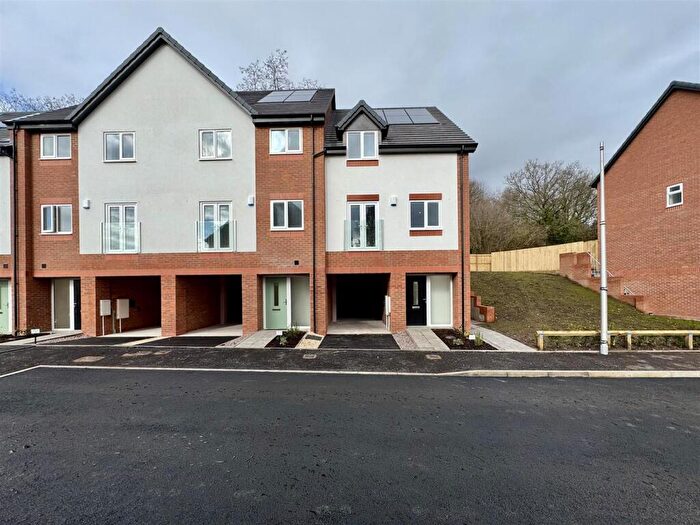 3 Bedroom Town House To Rent In Foxglove Close, Stourport-On-Severn, DY13