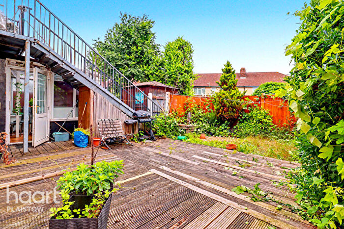 2 Bedroom Maisonette For Sale In Tollgate Road, London, E16