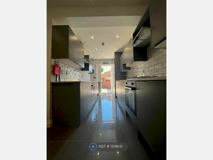 4 Bedroom Flat To Rent In West Kensington Court, London, W14