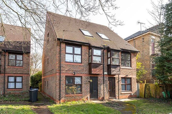 2 Bedroom Maisonette For Sale In Hermon Hill, Wanstead, E11