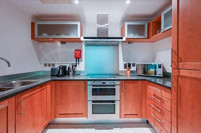 2 Bedroom Flat To Rent In Discovery Dock Apartments East, Canary Wharf, London, E14