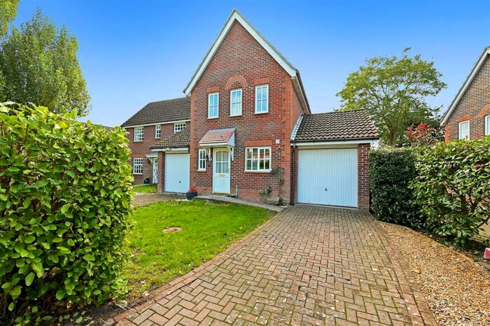 3 Bedroom House To Rent In Foxbridge Drive, Hunston, Chichester, PO20