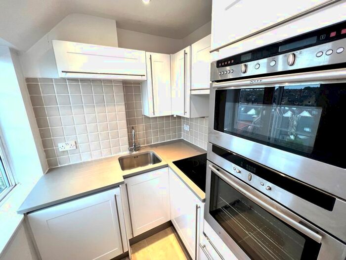 Studio To Rent In Balham High Road, London, SW17