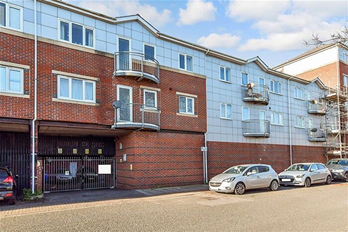 2 Bedroom Flat For Sale In Nancy Road, Portsmouth, Hampshire, PO1