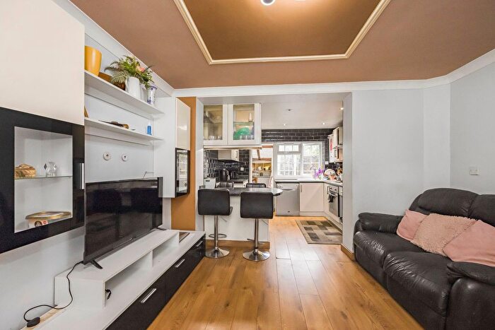 4 Bedroom Semi-Detached House For Sale In Bruce Road, London, E3