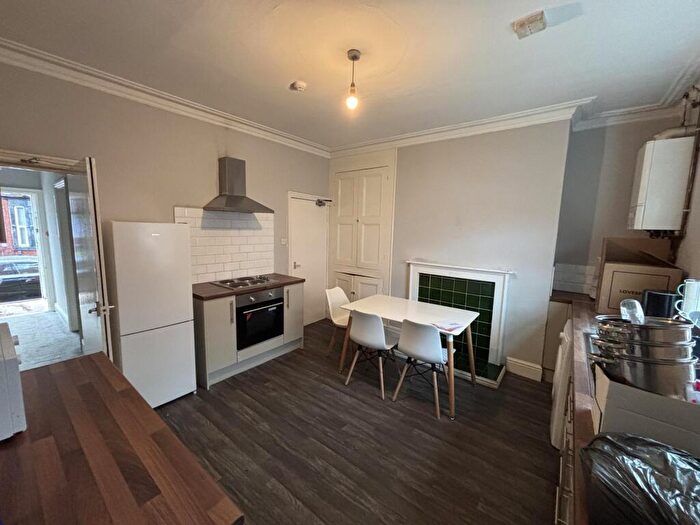 4 Bedroom House To Rent In Hessle View, Leeds, LS6