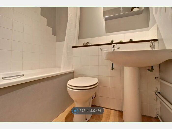 Studio To Rent In King Arthur Court, Cheshunt, Waltham Cross, EN8