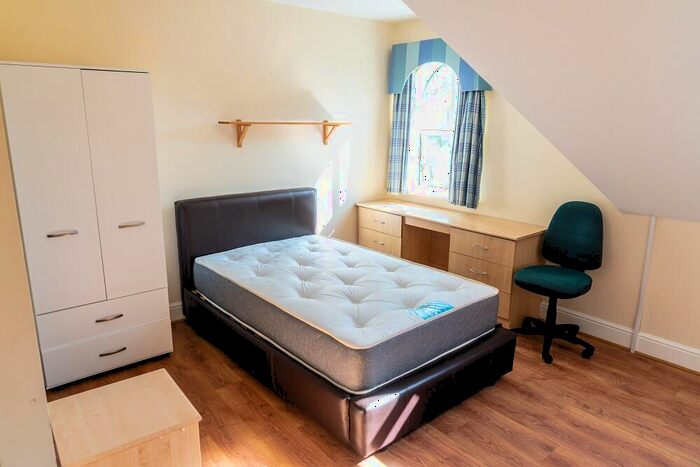 7 Bedroom Town House To Rent In Schuster Road, Manchester, M14