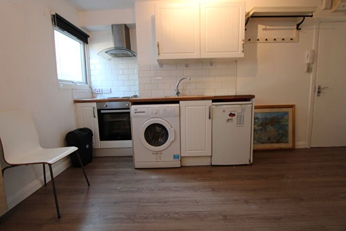 Studio To Rent In Cranfield Close, London, SE27